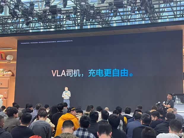 2025广州车展：自动驶入超充站 理想VLA智驾辅助升级