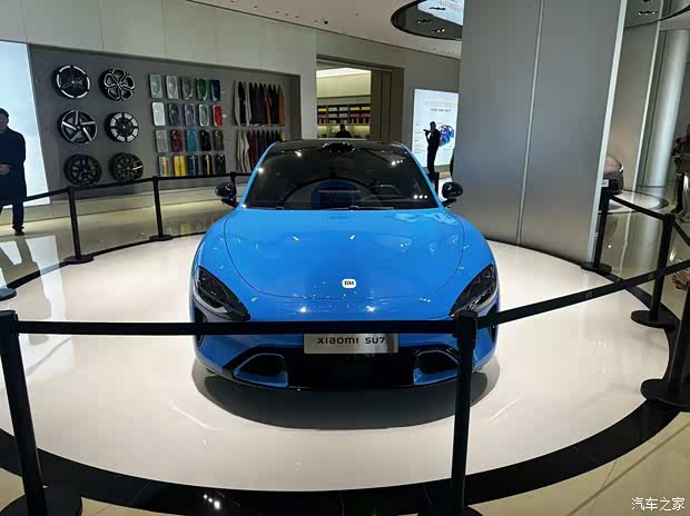 新款小米SU7实车到店 预售价22.99万元起 纯电续航提升至902km